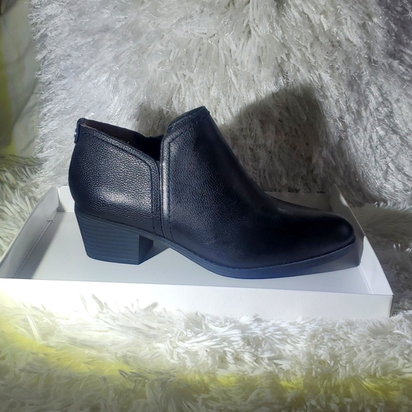 NEW Naturalizers Black Booties - Picture 1 of 3